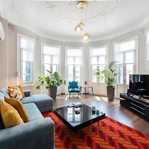 Fandango By Halu!, Gorgeous Neoclassical Next To Metro Station Daire